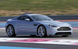 Aston Martin V12 Vantage RS Concept